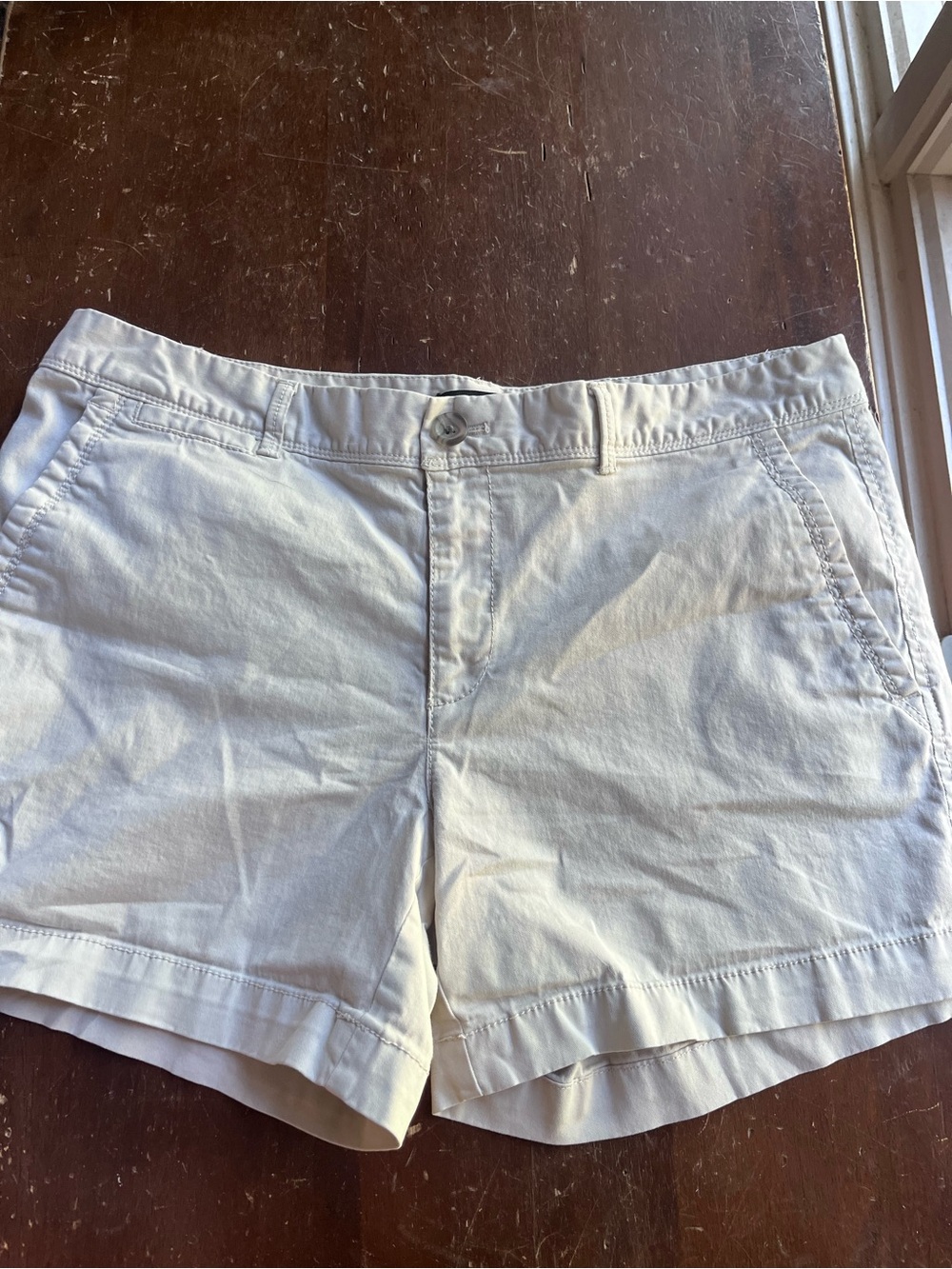 Banana Republic 4”Women’s tan Casual Chino Shorts